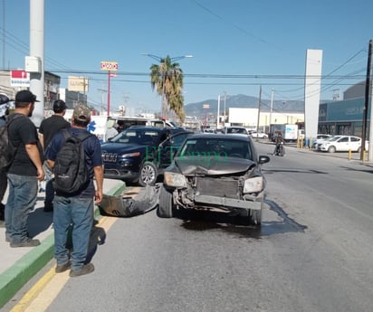 Conductor ignora luz roja de Semáforo y choca en la Tecnológico