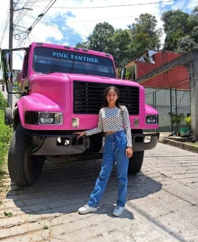 Adolescente sueña con ser trailera y le recibe camión rosa de regalo: Este padre impulsa a su hija a seguir sus sueños regalándole su propio tráiler