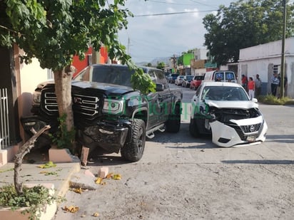 Choque entre auto y camioneta deja como saldo cuantiosos daños