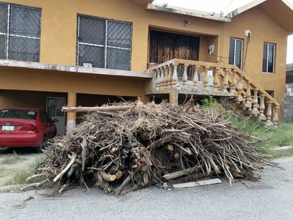 Colonos de la Guadalupe reportan banqueta deteriorada y obstruida