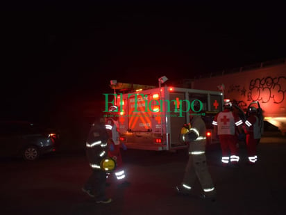 Chofer de tráiler trata de fugarse tras chocar contra el techo de una gasolinera