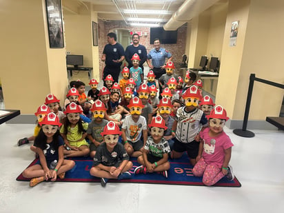 Bomberos de Eagle Pass visitan campamento en la biblioteca 