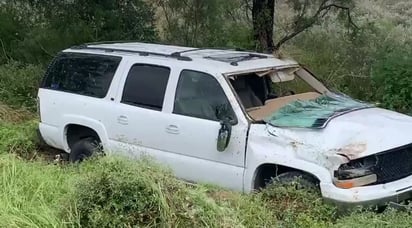 Vuelcan y abandonan SUV en la 57