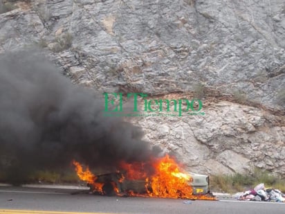 Arde auto en la Muralla