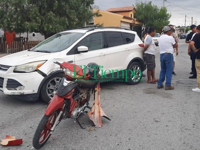 Moto se 'embarra' en otro vehículo