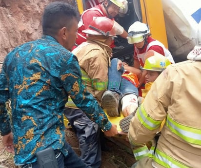 Tracto camión cae a barranco de la 'Muralla' y chófer queda prensado