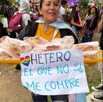 Vendedora se hace viral por llevar un creativo cartel a la marcha del orgullo: Esta mujer peruana causó divertidas reacciones por su original manera de vender pan con pollo