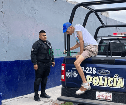 Preventivos sorprenden a hombre drogándose en la vía pública