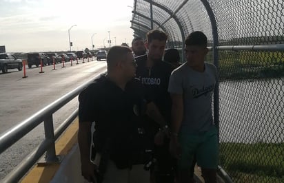 Venezolanos provocan cierre del puente ll de forma momentánea al tratar de cruzar corriendo 