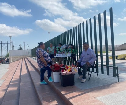 Comerciantes salen de su zona de confort para aprovechar graduaciones