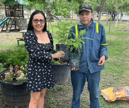 Ecoparque obsequia árboles a  cambio de reciclaje de plástico