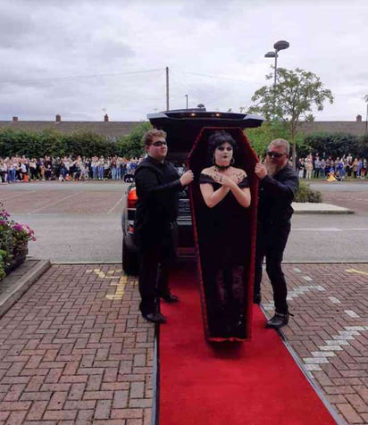 Esta chica gótica hizo una entrada épica para su baile de graduación: Con ayuda de su familia llegó en ataúd a su graduación para honrar a su abuela