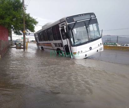 Trasporte de personal cae en zanja de SIMAS en la Eva Sámano de Monclova