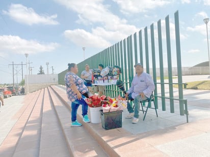 Comerciantes salen de su zona de confort para aprovechar graduaciones