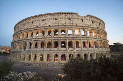 Captan a un turista escribiendo en las paredes del coliseo romano: Sin imaginar la gravedad de la situación el responsable sonrió al darse cuenta de que lo estaban grabando