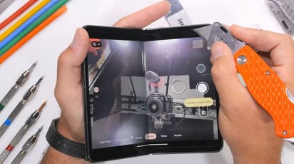 Someten el Google Pixel Fold a las típicas pruebas de dureza para móviles. Sale destrozado