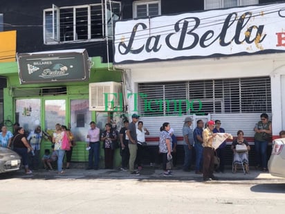 Abuelitos esperan bajo el sol y calor su cobro de la pensión del bienestar 