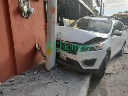 Conductor estrella su camioneta contra poste y huye