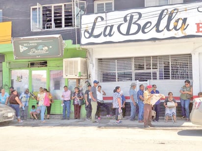 Adultos mayores sufren inclemencias del clima al cobrar pensión del Bienestar