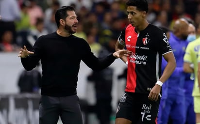 Benjamín Mora está inconforme por la falta de minutos de Ozziel Herrera con el Tricolor