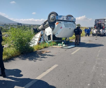 Vuelca tráiler en la Curva del Diablo de Monclova