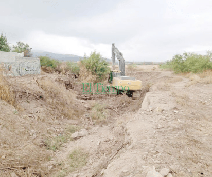 Municipio limpia arroyo peligroso frente a las colonias de Praderas