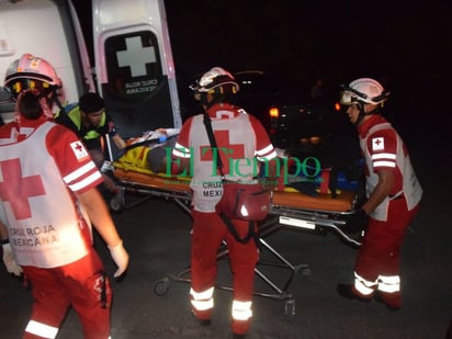 Conductor queda prensado al chocar contra trailer en Frontera