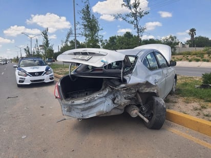 Conductor deja sin cajuela a otro vehículo al chocarlo por detrás 