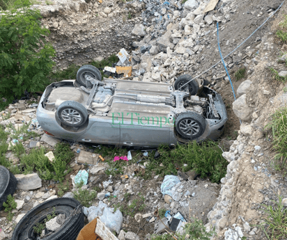 Aveo cae al arroyo de Lomas de San Miguel de Monclova