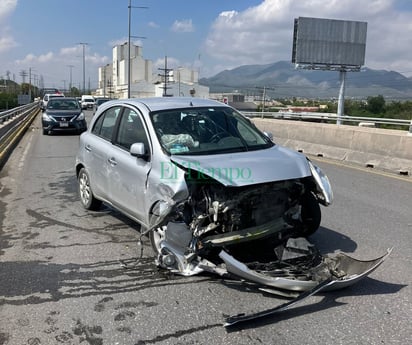 Auto queda destrozado tras choque en el puente de la Industrial