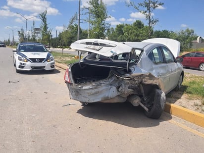 Conductor destroza la parte trasera de un vehículo al chocarlo