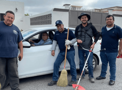 Secretaria del ayuntamiento realiza labores de limpieza en la Guillen 