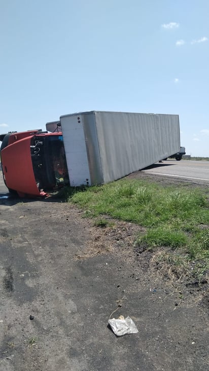 Camión se vuelca en la federal 57 y bloquea la carretera hacia Nava