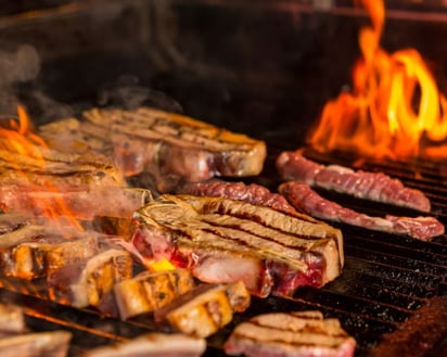 Algunos daños que la comida asada puede traer a tu salud: Cocinar tus alimentos sobre el fuego puede liberar algunos elementos tóxicos