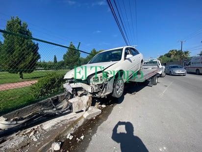 Conductora se queda sin frenos y choca contra parachoques 