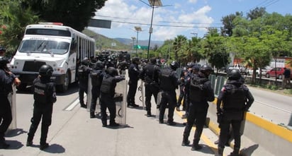 Levantan bloqueo en Guerrero, pero se llevan a 13 policías y soldados retenidos