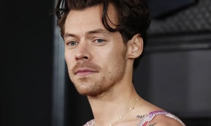 ¡Un más! Fan lanza cosa al escenario y pega a Harry Styles en la cara: Harry Styles recibió un desagradable golpe en el ojo durante uno de sus recientes conciertos.