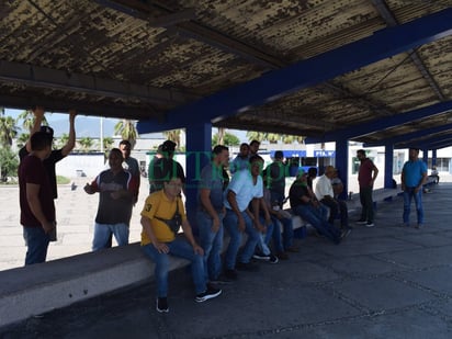 Protestan empleados de Almacén General en la puerta 3 de AHMSA 