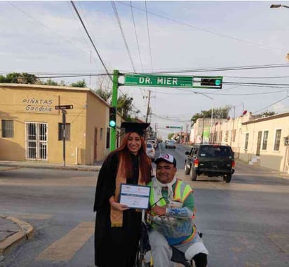 Joven dedica su título universitario a su padre que vende periódicos: Flor dedicó su logro a su padre para agradecerle por su esfuerzo y dedicación