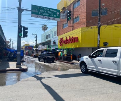 Comerciantes se quejan de aguas negras 