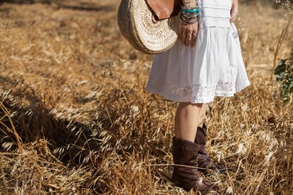 A pesar de que las botas cowboy son tendencia este verano, los expertos aconsejan evitarlas: Los trends del verano no siempre utilizan las prendas más adecuadas, los expertos aconsejan usar zapatos abiertos