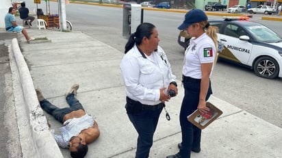 Ebrio que dormía en la calle moviliza autoridad