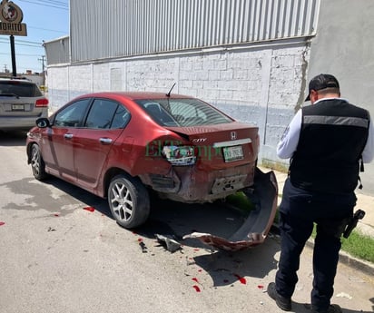 Conductora estrella su camioneta contra auto estacionado