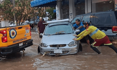 VIDEO: Tormenta en Mazatlán deja conductores varados, operaciones áereas suspendidas y peligro por desbordamientos