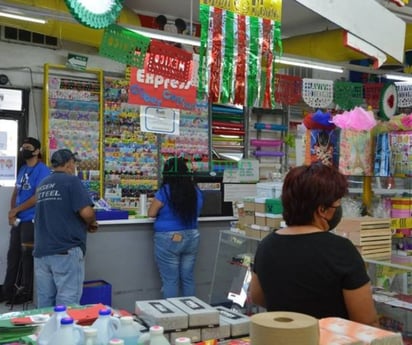 Padres de Familia se preparan con tiempo para comprar útiles escolares    