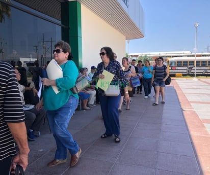 Abuelitos viajan hasta el oriente de la ciudad por tarjeta de pensión del bienestar