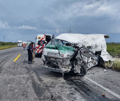 Chofer de Van queda prensado al chocar contra tráiler en la 53