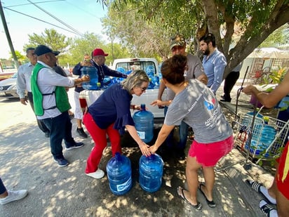 Llevan pipas y garrafones de agua a las colonias afectadas  