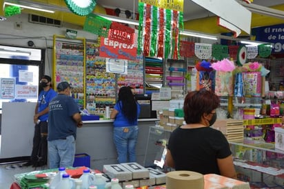 Padres de Familia se preparan con tiempo para comprar útiles escolares   