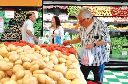 Comercios ignoran baja de inflación, dejan precios altos